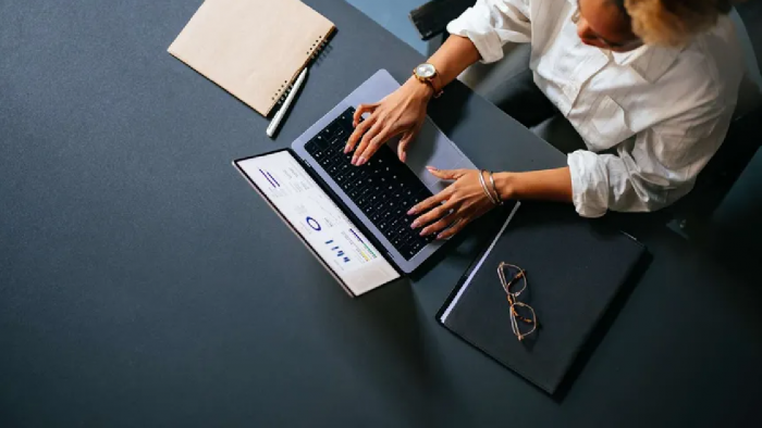 Should New Social Media Creators Use AI in Posts & Planning?