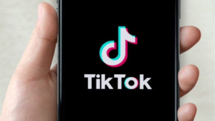 TikTok is now letting everyone DM each other with voice memos and pictures
